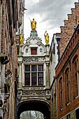 Brugge - la piazza dei Burg, dalla volta tra il Municipio e  l'antica anagrafe si accede alla Blinde-Ezelstraat